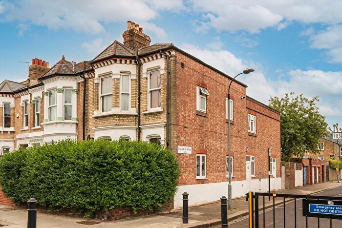 2 Bedroom Flat To Rent In Bloemfontein Road, Shepherds Bush, W12