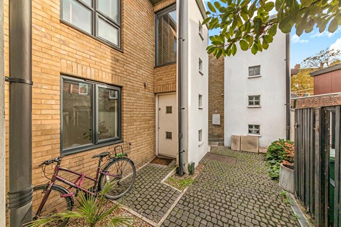 2 Bedroom Terraced House For Sale In Vale Row, Highbury, N5