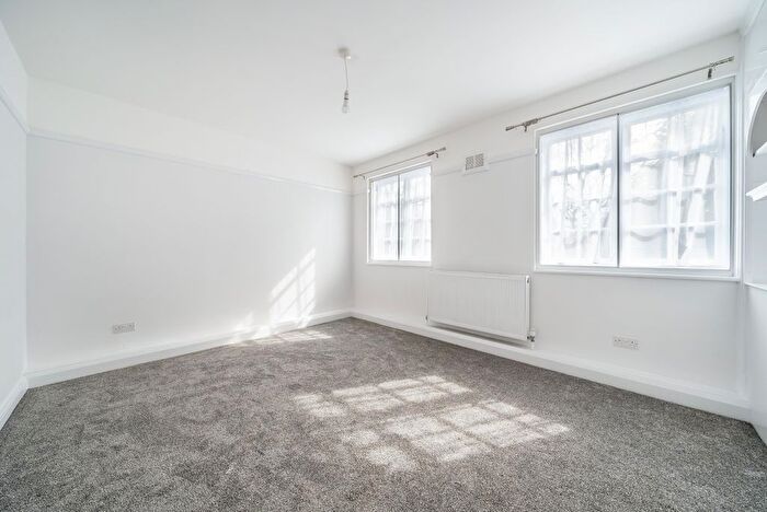 3 Bedroom Flat To Rent In Lyttelton Road, London, N2