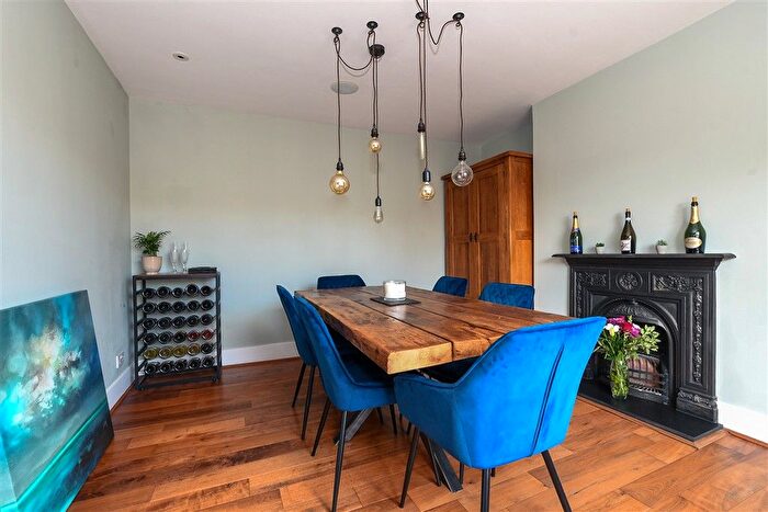 2 Bedroom Flat For Sale In Guildford Road, Westcott, Dorking, Surrey, RH4