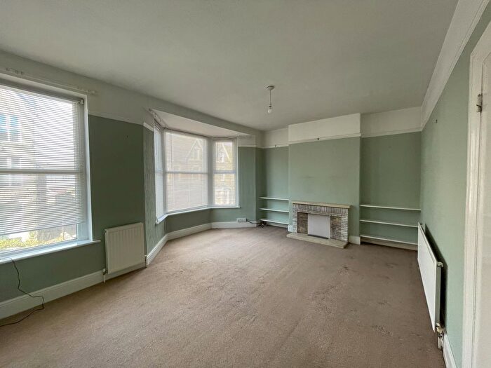 3 Bedroom Flat To Rent In Victoria Avenue, Porthcawl, CF36