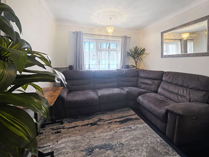 2 Bedroom Flat For Sale In Corwell Lane, Uxbridge, UB8