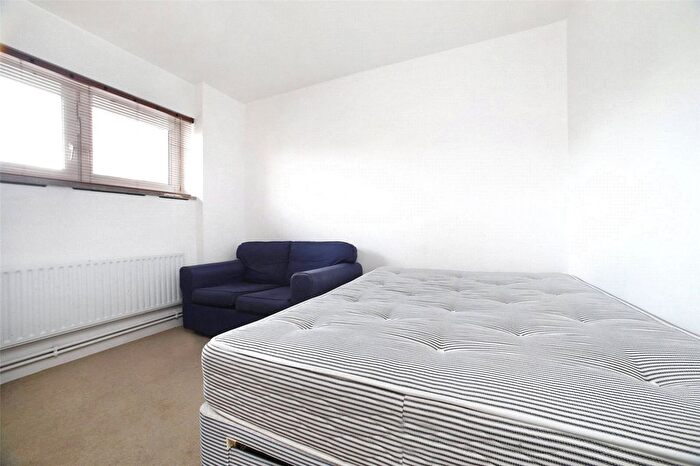 3 Bedroom Flat To Rent In Munday House, Burbage Close, London, SE1