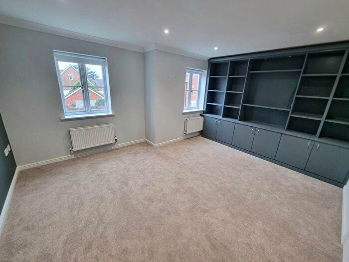 4 Bedroom Semi-Detached House To Rent In Kenny Drive, Carshalton, SM5