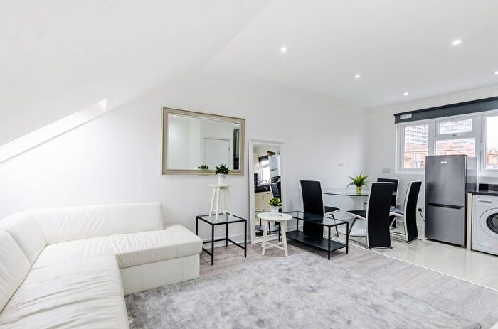 3 Bedroom Flat To Rent In Rannoch Road, Crabtree Estate, London, W6