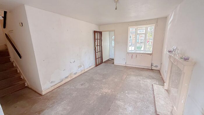 3 Bedroom End Of Terrace House For Sale In Groveside Close, Carshalton, Surrey., SM5