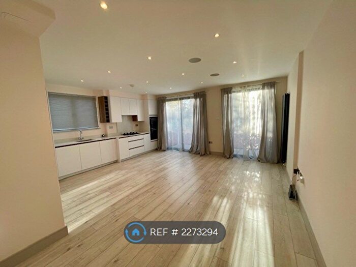 1 Bedroom Flat To Rent In The Firs, Kingston-Upon-Thames, KT1