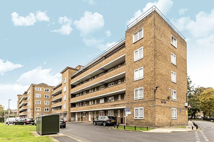 3 Bedroom Flat To Rent In Stockwell Road, Stockwell, SW9