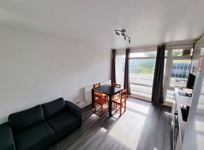 2 Bedroom Flat To Rent In Fontley Way, London, SW15