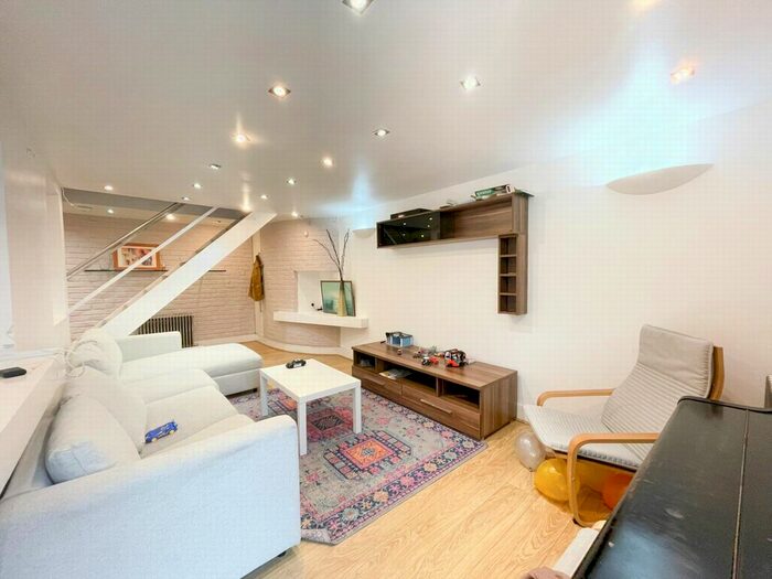 2 Bedroom Maisonette To Rent In Fishers Close, Waltham Cross, EN8