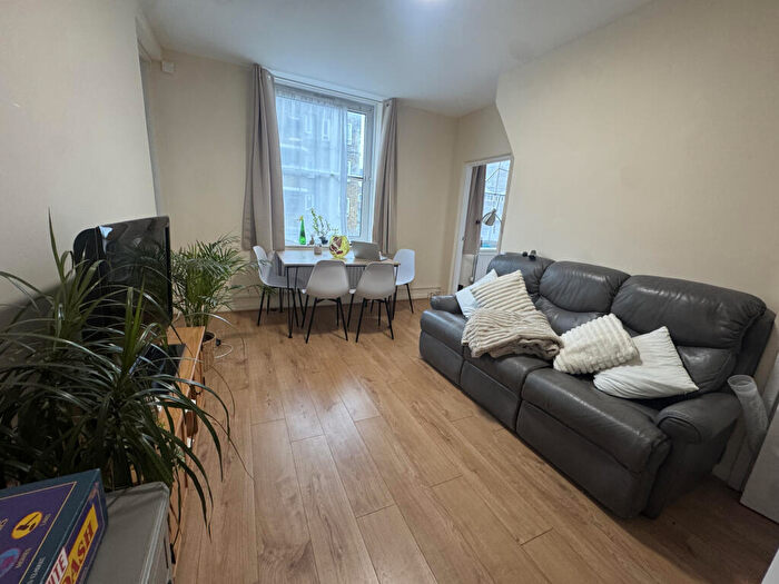 2 Bedroom Flat To Rent In Kinglake Estate, London, SE17
