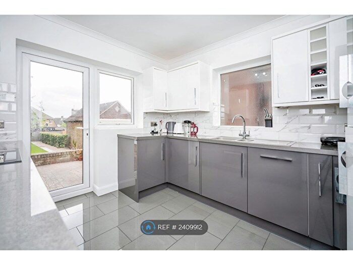 4 Bedroom Semi-Detached House To Rent In The Shades, Rochester, ME2