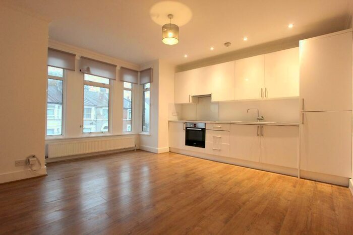 2 Bedroom Flat To Rent In Wanstead Park Road, Ilford, London, IG1