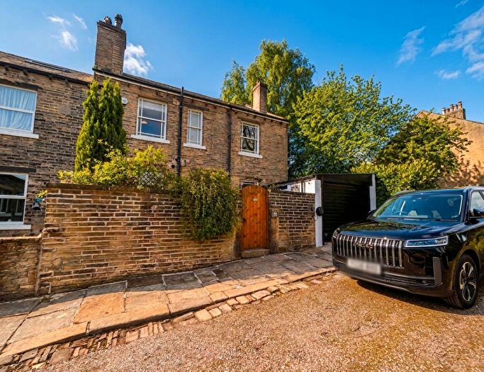 6 Bedroom End Of Terrace House For Sale In Grandsmere Place, Halifax, HX3