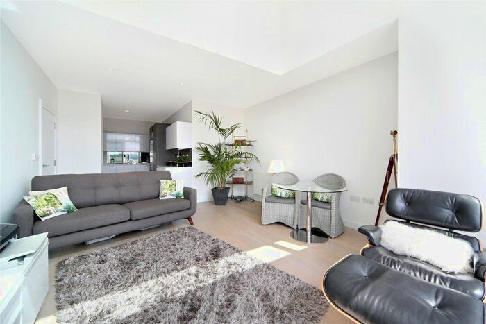 2 Bedroom Flat To Rent In River Gardens Walk, London, SE10
