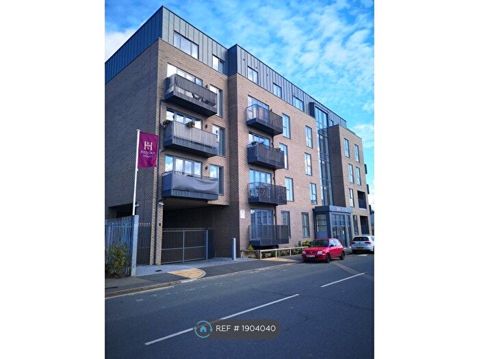 1 Bedroom Flat To Rent In Petersfield Avenue, Slough, SL2
