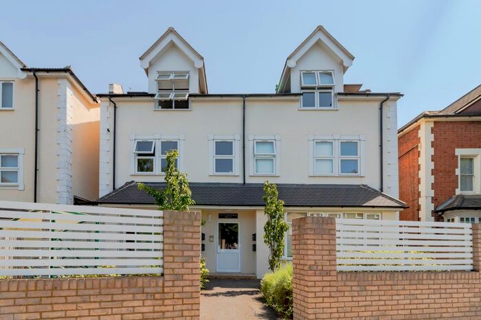 2 Bedroom Flat To Rent In Merton Road, London, SW19