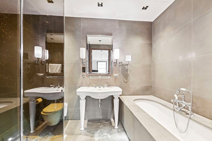 2 Bedroom Flat To Rent In Cadogan Square, London, SW1X