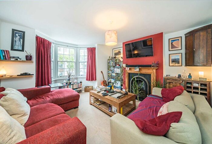 4 Bedroom Maisonette To Rent In Burntwood Lane, Earlsfield, SW17