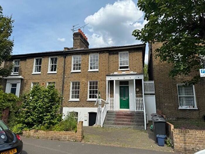 3 Bedroom Flat To Rent In Navarino Road, Hackney, London, E8