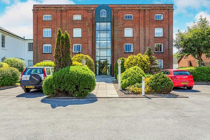 2 Bedroom Flat To Rent In Lower Quay, Fareham, Hampshire, PO16