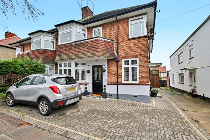 2 Bedroom Flat To Rent In Station Road, Leigh On Sea, Essex, SS9