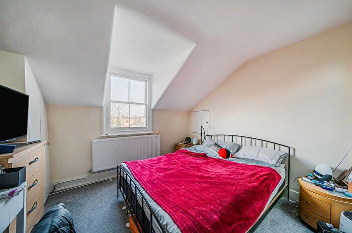 2 Bedroom Flat For Sale In Geraldine Road, London, SW18