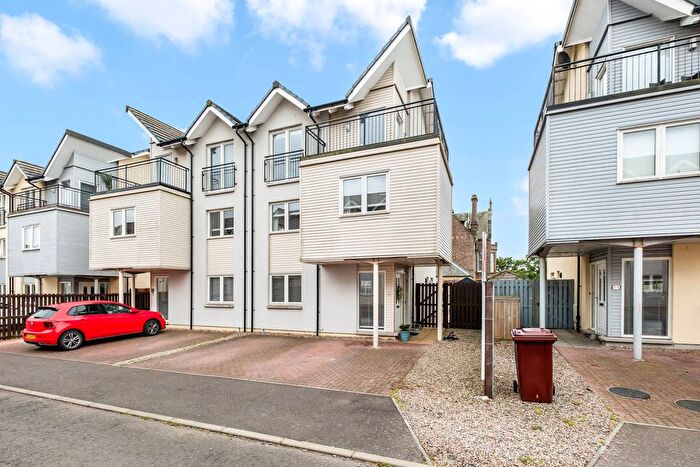 4 Bedroom Town House For Sale In Clement Park Place, Dundee, DD2