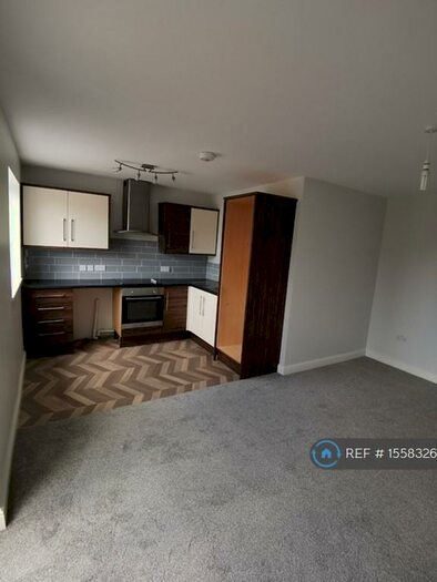 2 Bedroom Flat To Rent In Spen Lane, Leeds, LS16