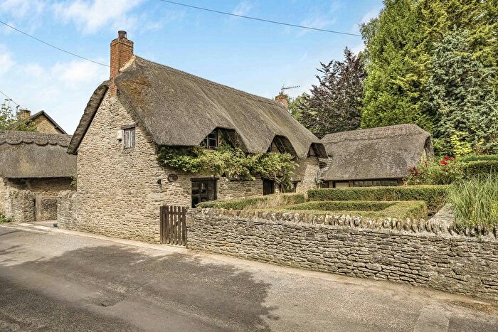 3 Bedroom Detached House For Sale In Summerside Road, Buckland, SN7