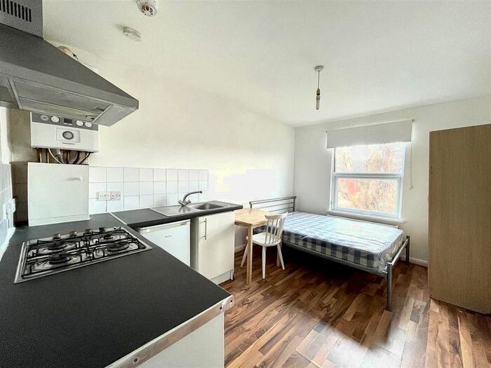 Studio To Rent In Effingham Road Flat, Turnpike Lane, London, N8