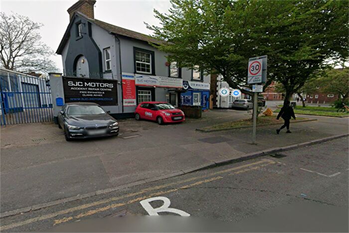 3 Bedroom Flat To Rent In Benhill Avenue, Sutton, SM1