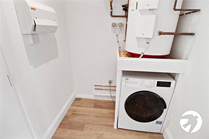 1 Bedroom Flat To Rent In New Road, Gravesend, Kent, DA11