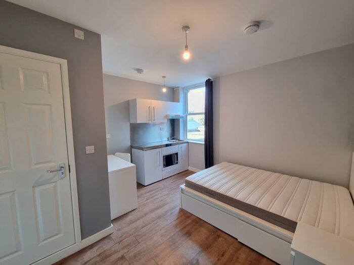 Apartment To Rent In Bearwood Road, B66
