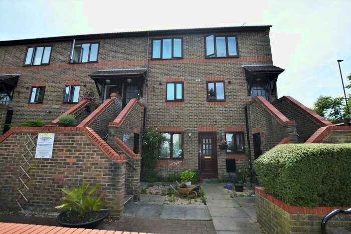 2 Bedroom Flat To Rent In Downside Walk, Brentford, TW8