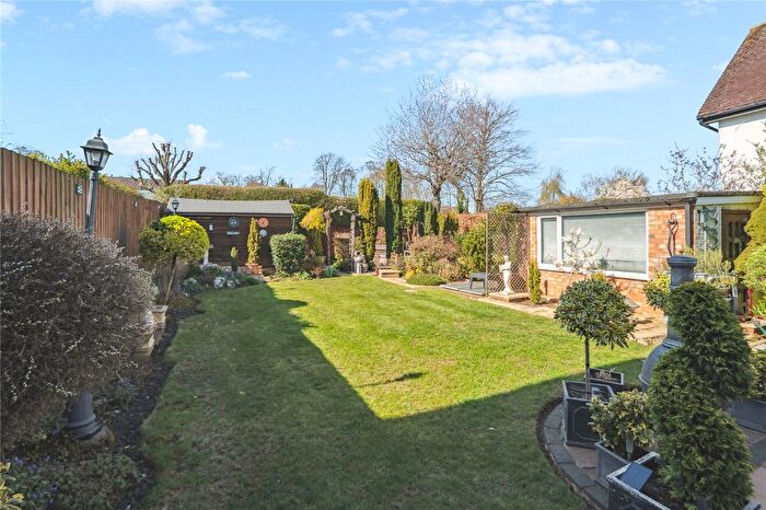 3 Bedroom Detached House For Sale In Chipperfield Road, Manor Estate, Hemel Hempstead, Hertfordshire, HP3