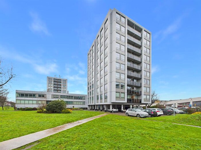 2 Bedroom Flat For Sale In Wellington Close, Walton On Thames, KT12