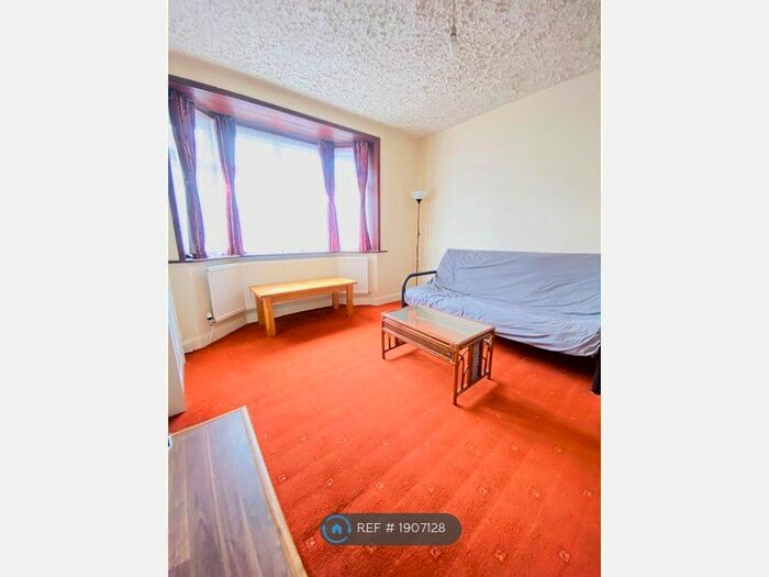 1 Bedroom Flat To Rent In Tiverton Road, Hounslow, TW3