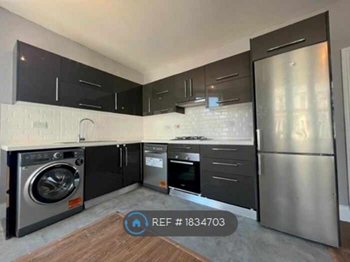 2 Bedroom Flat To Rent In St. James's Street, London, E17