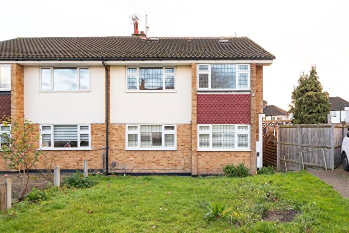 3 Bedroom Flat For Sale In Onslow Close, Chingford, E4
