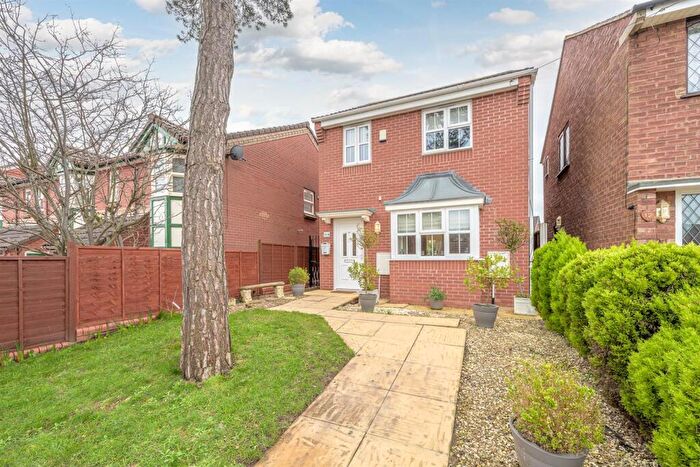 3 Bedroom Detached House For Sale In Dubarry Avenue, Kingswinford, DY6