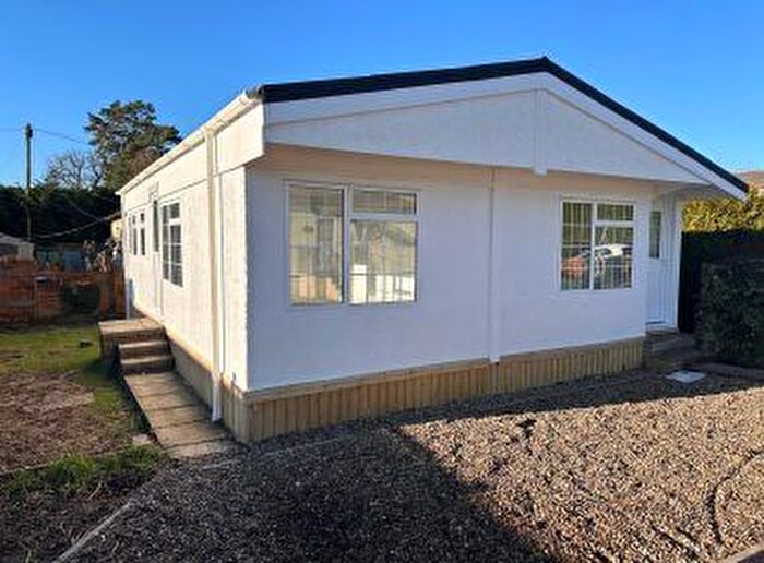 3 Bedroom Park Home For Sale In Scatterdells Park, Scatterdells Lane, Chipperfield, Kings Langley, WD4