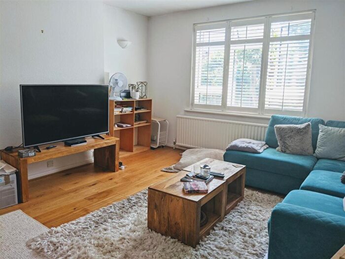2 Bedroom Flat To Rent In Brondesbury Villas, Queens Park, London, NW6