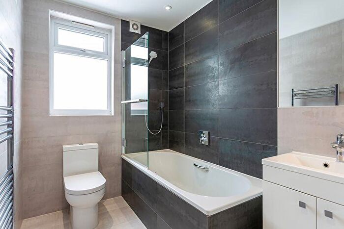 2 Bedroom Flat For Sale In Ewell Road, Surbiton, KT6
