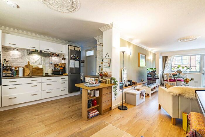 3 Bedroom Flat To Rent In Cedar Court, Tunnel Road, The Park, NG7
