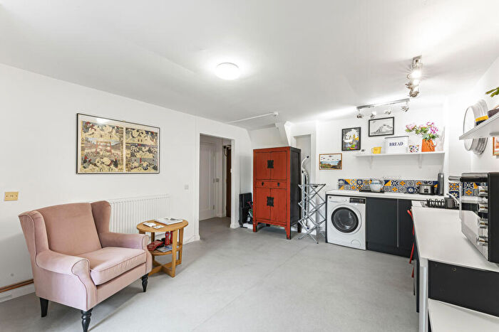1 Bedroom Apartment For Sale In Tottenham Road, London, N1