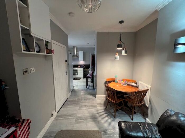 3 Bedroom Flat To Rent In Uxbridge Road, Hanwell, W7