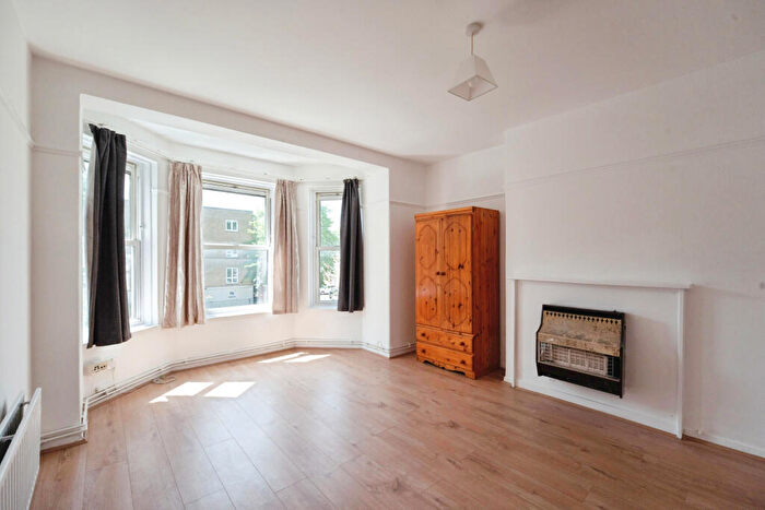 3 Bedroom Flat For Sale In Amhurst Road, London, E8