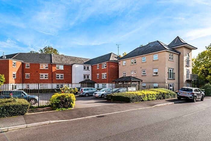 2 Bedroom Flat For Sale In Rossby, Berkshire, RG2