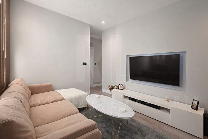 2 Bedroom Flat To Rent In Totteridge Lane, London, N20